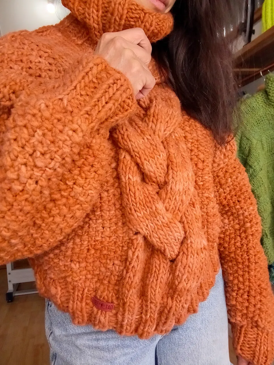Pieza naranja, punto trenzado, tejido a mano