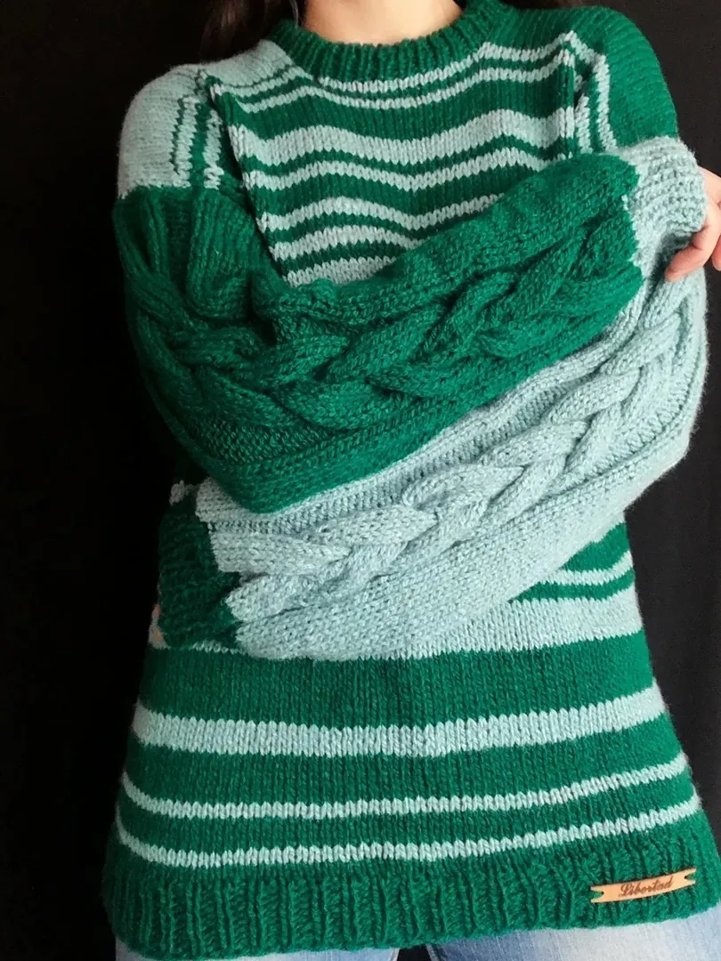 Pieza rayas verde y menta, punto trenzado, tejido a mano